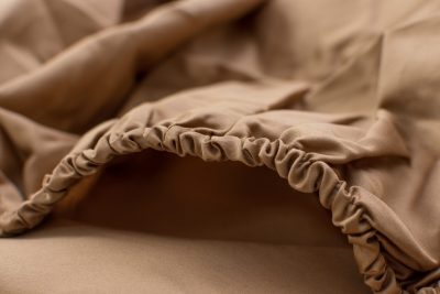 сатиновая простынь на резинке Cinnamon