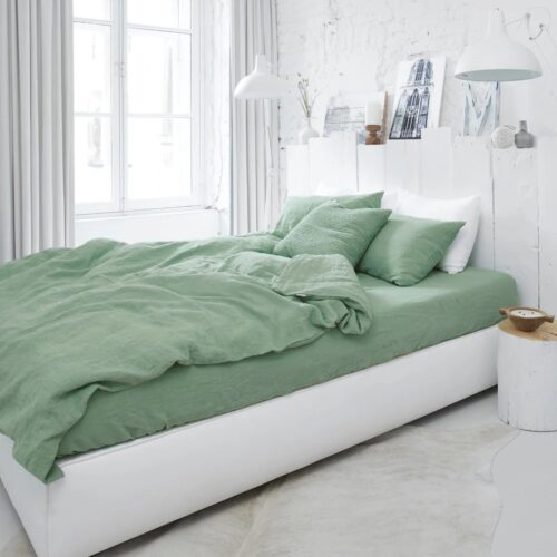 gaiši zaļa lina gultas veļa